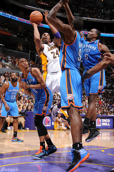 Kobe Bryant shoots in front of Surge Ibaka during Lakers' 114-106 win over Thunders.
