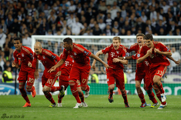  Bayern Munich celebrate after Bastian Schweinsteiger hit the winning penalty.