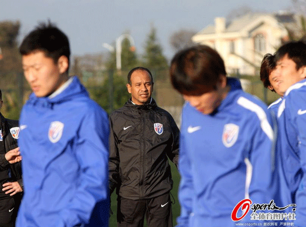  Jean Tigana in Shenhua's training session.
