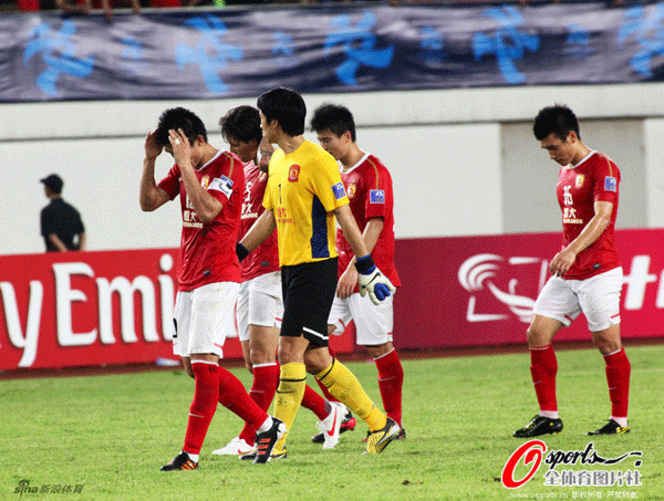  Evergrand players walked off the pitch dejected after the loss to Jeonbuk Hyundai Motors.