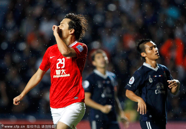 Guangzhou Evergrande's Gao Lin (L) celebrates after scoring the 1-0 lead against Buriram United during the AFC Champions League Group H soccer match at Buriram Stadium, Buriram province, Thailand, on May 15,  2012. 
