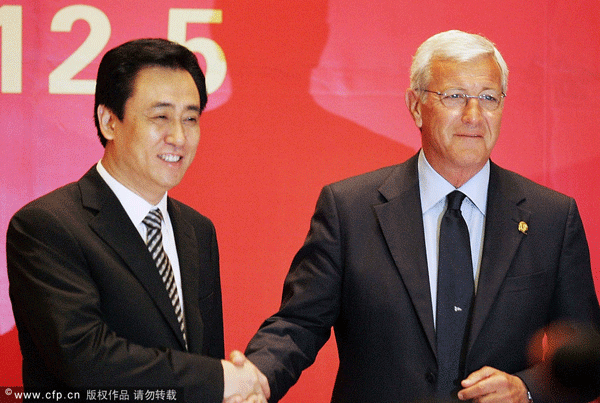 Marcello Lippi and Evergrande's chairman Xu Jiayin shake hands at the press conference.