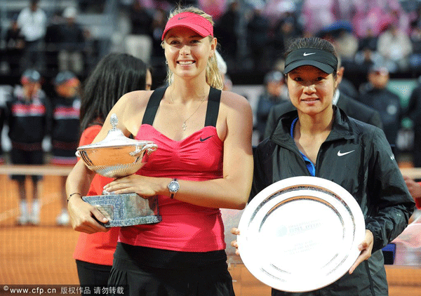 Russian tennis player Maria Sharapova (L) and Chinese tennis player Na Li pose with their trophies after their final match of the Italian Open tennis tournament in the Central Stadium at the Foro Italico in Rome, Italy, on May 20, 2012.