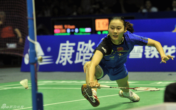 Wang Yihan of China returns a shot during the semifinals of Uber Cup between China and Thailand.