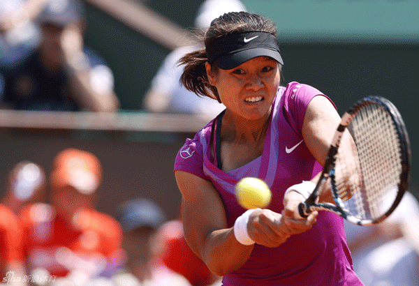 Li Na of China returns a ball to Romania's Sorana Cirstea during the first round of French Open on May 28, 2012.