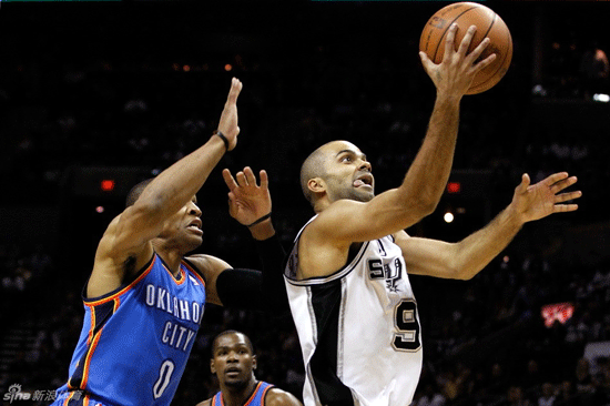  Tony Parker goes up for a basket in Game 2 of the NBA Western Conference final.