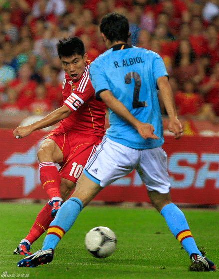 China's Zheng Zhi shoots in front of Raul Albiol of Spain in a Euro 2012 warm-up match on June 4, 2012.