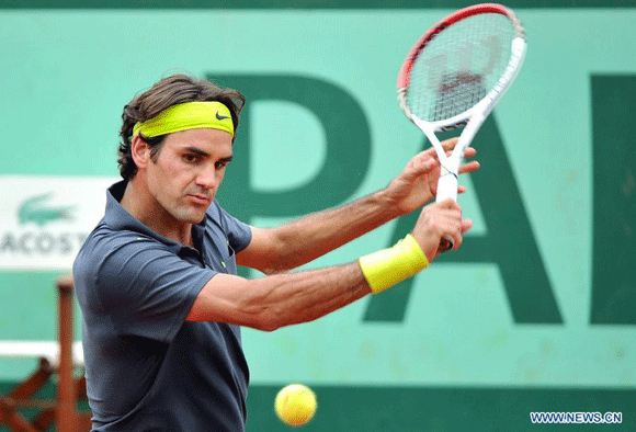  Roger Federer of Switzerland hits a return to Juan Martin Del Potro of Argentina during the men's singels quarterfinals match at the French Open tennis tournament in Paris, France, June 5, 2012. (Xinhua/Wang Qingqin)