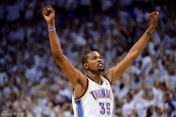Kevin Durant celebrates the victory.