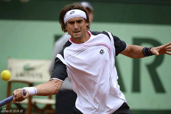 David Ferrer returns a ball to Andy Murray during the quarterfinal of French Open on June 6, 2012.