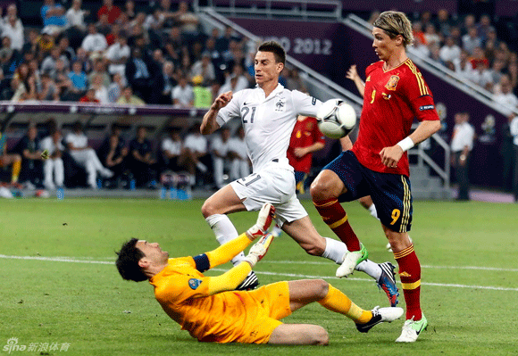 Fance goalkeeper Lloris saves from Spain substitute Fernando Torres.