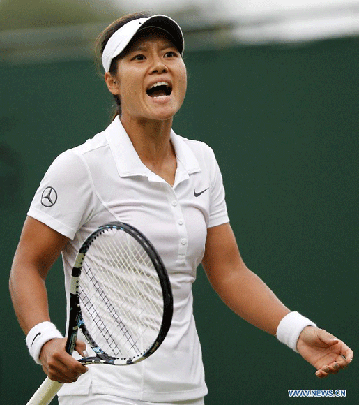 Li Na of China reacts during the second round match of women's singles against Sorana Cirstea of Romania at the Wimbledon Championships 2012 in London, Britain on June 27, 2012. Li Na lost 0-2. [Xinhua ] 