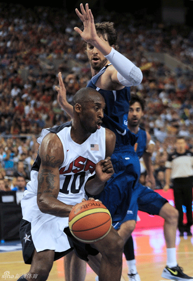  Kobe Bryant drives past Paul Gasol.