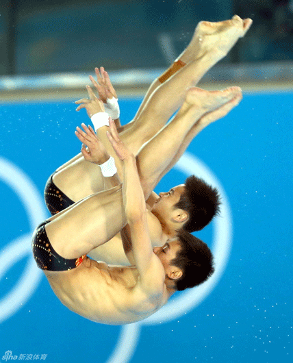 The Chinese pair of Cao and Zhang take their expected gold in the men's synchronised 10m platform event in the diving.