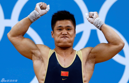 Lu Xiaojun broke the world record to win the Olympic gold medal in men's 77kg category weightlifting competition.