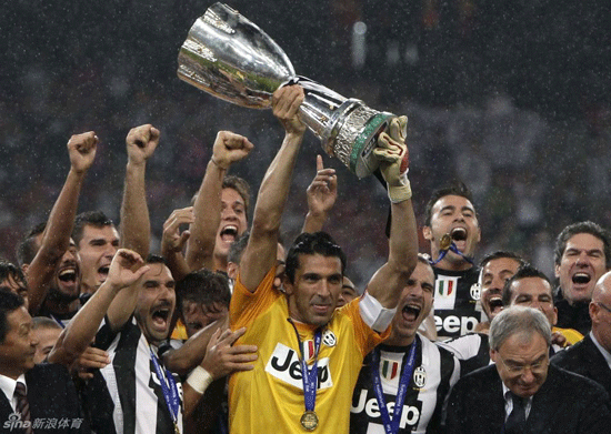  Juventus players celebrate winning the Italian Super Cup.