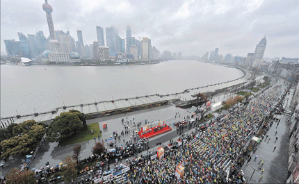 The cold and damp early yesterday didn&apos;t prevent more than 30,000 runners turning the 2012 Shanghai International Marathon into a sports carnival on Dec.2. The annual event attracted more than 5,000 foreign participants from 76 countries and regions, the Shanghai Administration of Sports said.