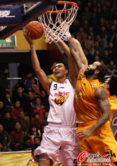  Yi Jianlian of Guangdong goes up against Charles Gaines of Shanxi during a CBA game on Jan. 6, 2013. 