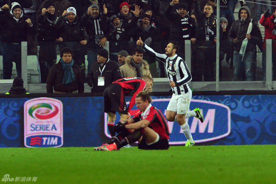  Mirko Vucinic hit in an extra-time winner to send Juventus into the semifinals of the Coppa Italia.