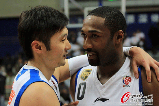 Liu Wei and Arenas celebrated Shanghai's victory over Xinjiang in a CBA match on Jan.13, 2013.