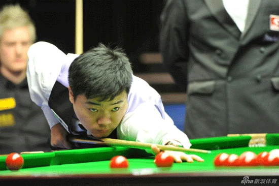 Ding Junhui in action in the opening match of the Masters against Neil Robertson on Jan.13, 2013.