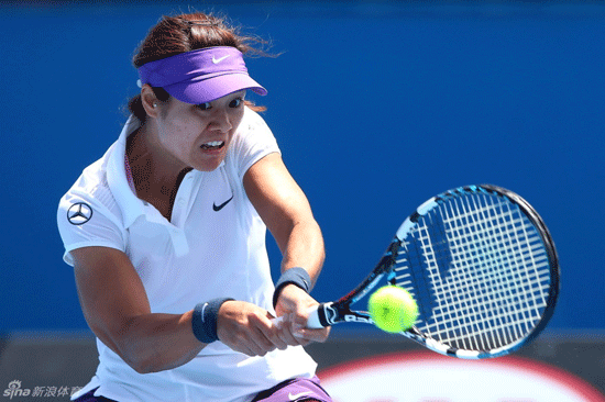 Li Na of China returns a ball to Kazahkstan's Sesil Karatantcheva in the opening match of Australian Open on Jan.14, 2013.