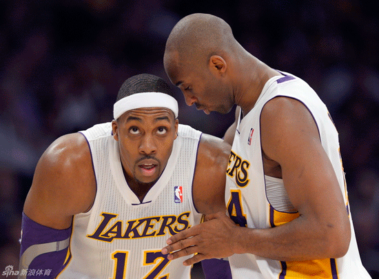  Kobe Bryant talked to Dwight Howard during LA Lakers' win over Cleveland Cavaliers in a NBA game on Jan.14, 2013.