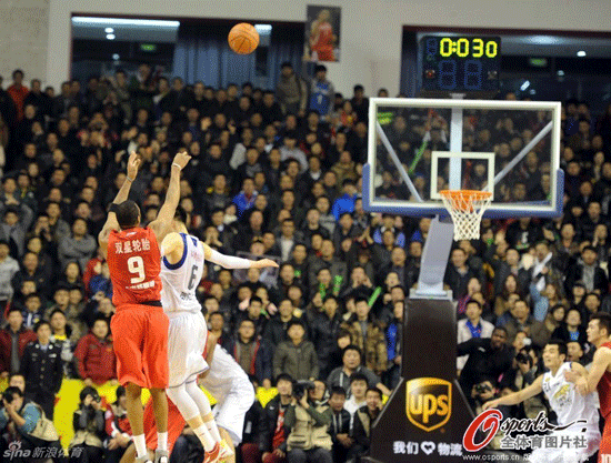 Tracy MacGrady hits the shot with 1.7 seconds remaining to give Qingdao a 99-97 win over Liaoning in a CBA game on Jan.16, 2013.