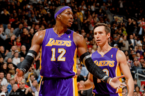  Dwight Howard reacts in LA Lakers' loss to Toronto Raptors on Jan.20, 2013.