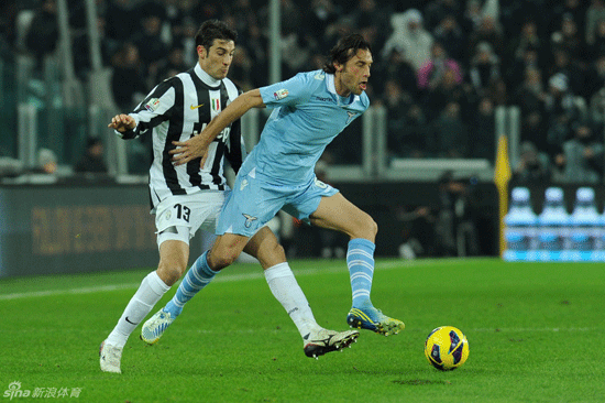 Stefano Mauri and Federico Peluso vie for the ball during Coppa Italia semi-final on Jan.22, 2013.