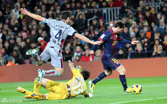 Leo Messi rounded past goal keeper of Osasuna to score the fourth goal for Barcelona on Jan.27, 2013.