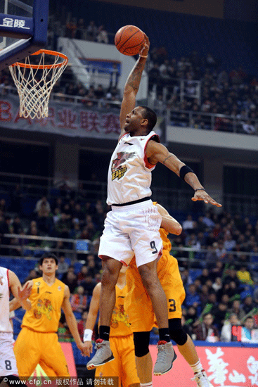  Tracy McGrady slams dunk in Qingdao's OT win over Shanxi in a CBA game on Jan.29, 2013.