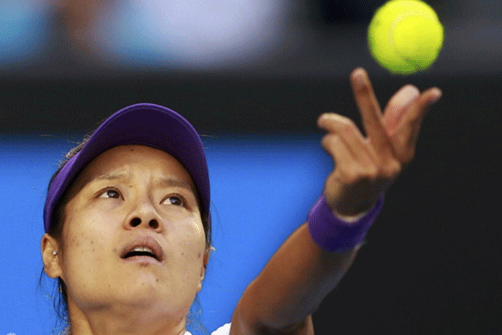  Li Na of China serves during the women's singles final match against Victoria Azarenka of Belarus at the 2013 Australian Open tennis tournament in Melbourne, Australia, Jan. 26, 2013. [Xinhua]