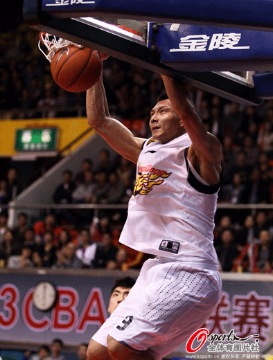 Yi Jianlian slams dunk in Guangdong's 105-103 win over Shandong in a CBA game on Feb.15, 2013.