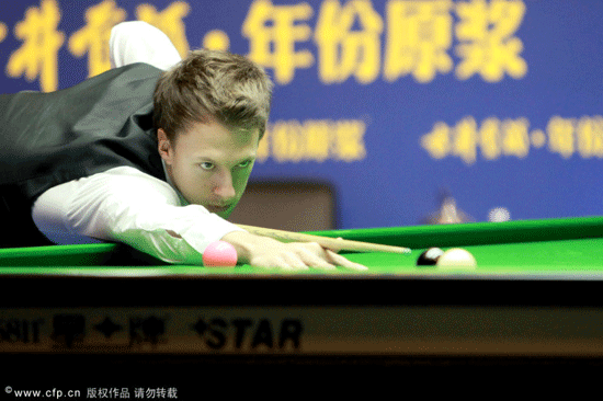 Judd Trump hits a ball in the match against Mark Joyce in 2013 Snooker Haikou World Open.
