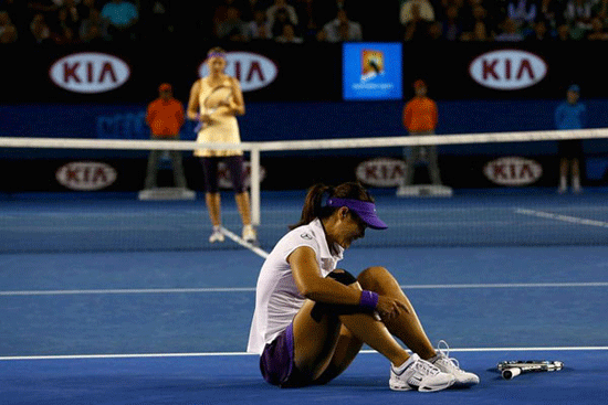 Li Na of China falls and appears to injure her ankle in her women's final match against Victoria Azarenka of Belarus during day thirteen of the 2013 Australian Open at Melbourne Park on January 26, 2013 in Melbourne, Australia.