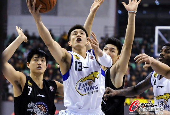  Liaoning's Guo Ailun cuts inside for a layup in his team's playoffs opener against Xinjiang on Feb.27, 2013.