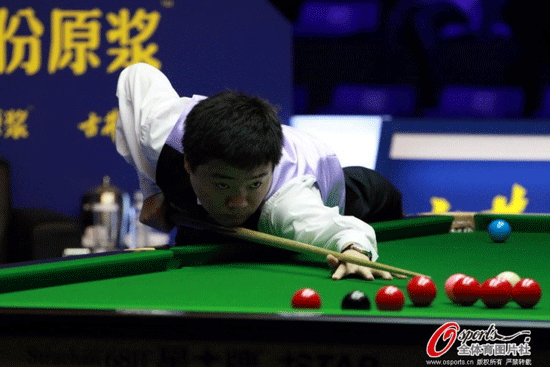 Ding Junhui hits a ball in his 5-2 win over Marco Fu during the last 16 meeting of Haikou World Open on Feb.28, 2013.