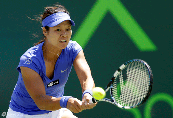  Li Na returns a ball to Serena Williams.