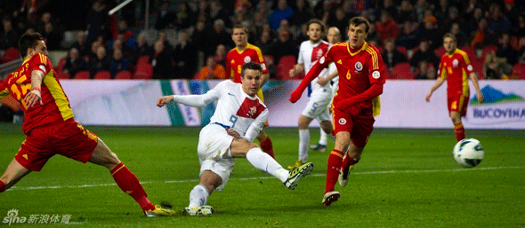 Van Persie brace sinks Romania.