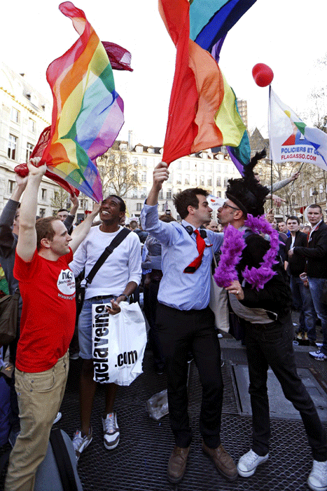 People gather to celebrate the passage of a law allowing same-sex couples to marry and adopt children, in Paris April 23, 2013.[Photo/Agencies] 