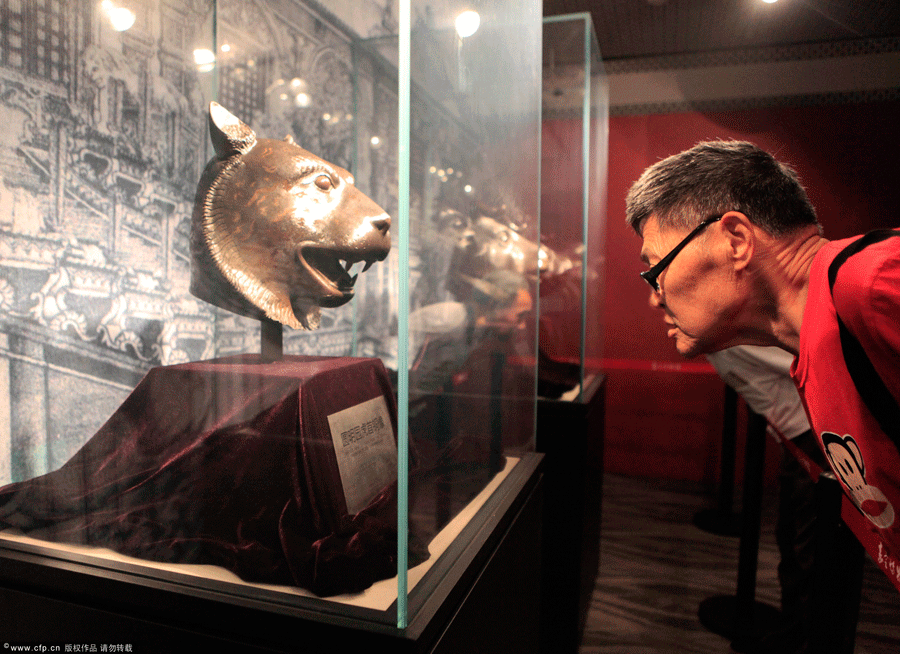 Yuanmingyuan bronze animal heads, including the heads of a tiger head, a pig head, a monkey head and a cow head were displayed at the Jiading Museum in Shanghai for the first time on Wednesday. [CFP] 