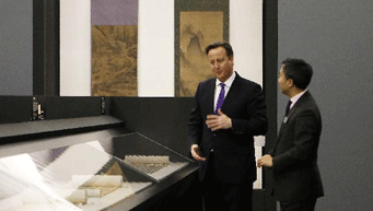 British PM visits Chinese artworks in London 