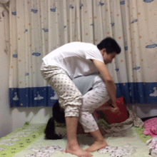 A new craze for making a somersault before kissing is sending China’s internet wild. Some can perform the stunt perfectly while some apparently cannot. [Photo/Sina Weibo] 