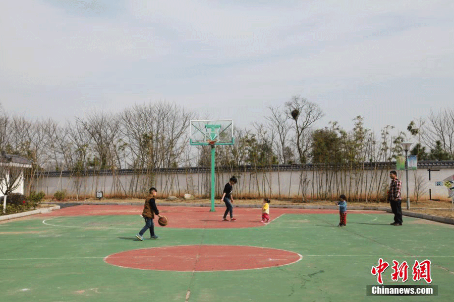 A playground is built in the local community where a cluster of villas are built for free for local villagers in the Xiongkeng village in east China’s Jiangxi Province. [Photo: Chinanews.com]