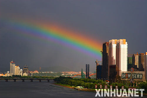 8月21日下午，阵雨过后，吉林市彩虹桥上空出现了一道彩虹，横跨松花江，美不胜收。