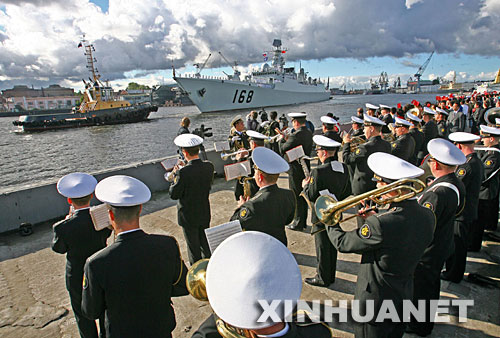8月27日，在俄羅斯的聖彼得堡市，俄方歡迎抵達的中國海軍艦艇編隊。由“廣州”號導彈驅逐艦（舷號168）和“微山湖”號綜合補給艦（舷號887）組成的出訪歐洲4國艦艇編隊，經過34天、1萬多海裏的連續航行，27日抵達俄羅斯聖彼得堡，開始進行為期4天的友好訪問，並參加在這裡舉辦的“中國年”活動。 新華社記者沈伯韓攝 
