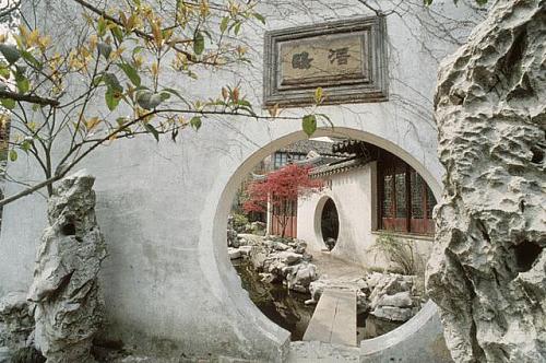 月亮门的传说：情人们走进这个门洞，就会获得爱情的力量。这个古老的故事让人浮想联翩，而今天我们也把这个古老的节日给予无限美好的希望还有浪漫的幻想……