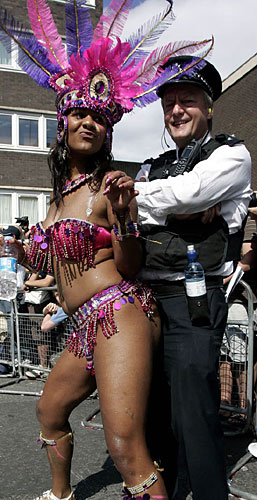 英國一年一度的倫敦西區諾丁山狂歡節是歐洲範圍內規模最大的狂歡節，也是僅次於巴西裏約熱內盧狂歡節的世界第二大狂歡節。