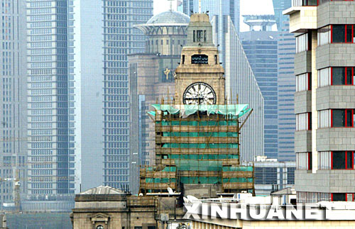 6月11日拍攝的停運整修的上海外灘海關鐘樓。